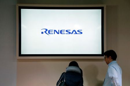 　３月３日、 ルネサスエレクトロニクスは、インドのタタ・エレクシーと共同で、電気自動車（ＥＶ）向けのシステム開発拠点をバンガロールに設立したと発表した。写真は、同社のロゴを映した会見会場。２０１７年４月１１日に都内で撮影。（２０２２年　ロイター／Toru Hanai）