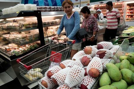 　１２月３日　タイ商務省は３日、１１月の総合消費者物価指数（ＣＰＩ）が前年比０．４９％下落したと発表した。写真は２０１６年５月、バンコクで撮影（２０２５年　ロイター／Athit Perawongmetha）