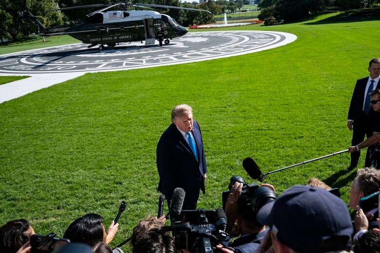 「盗まれた選挙」を蒸し返したトランプ（10月5日、ホワイトハウス）Andrew Thomas via Reuters Connect
