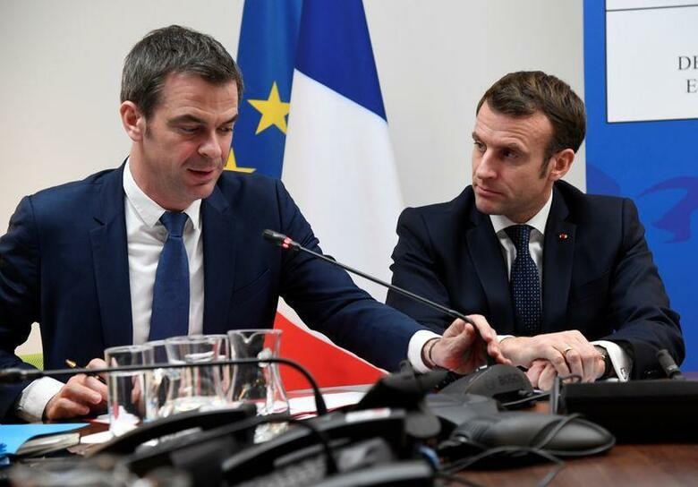 新型コロナウイルスによる4人目の死者が出たフランスでは、マクロン大統領（写真右）が危機は数カ月続く可能性があると警告した。3月3日、パリで撮影（2020年　代表撮影/Bertrand Guay）