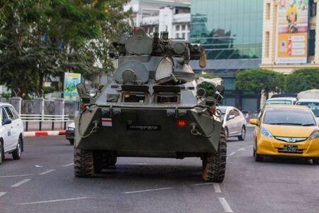 国軍が政権を掌握したミャンマーでは、クーデターに対する抗議デモが９日目に突入。数十万人規模のデモが全土で広がる中、主要都市に装甲車が展開した。ヤンゴンで撮影（２０２１年　ロイター）