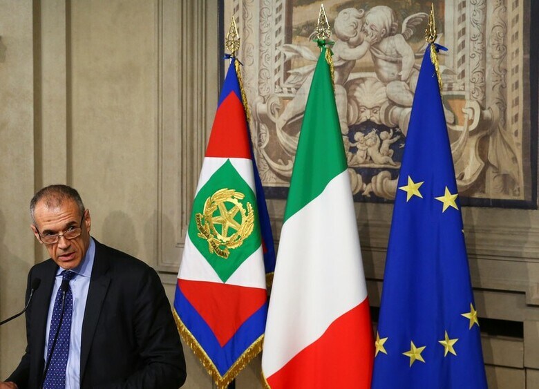 ５月２８日、イタリアのマッタレッラ大統領はカルロ・コッタレッリＩＭＦ元高官（写真）を暫定首相に指名し、来年初旬までに再選挙を実施する計画を進めるよう命じた。写真は２８日、ローマで撮影（２０１８年　ロイター/Tony Gentile）