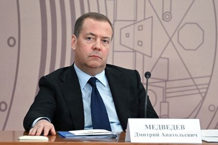 　７月１７日、ロシア前大統領のメドベージェフ安全保障会議副議長（写真）は、ウクライナの北大西洋条約機構（ＮＡＴＯ）加盟はロシアに対する宣戦布告で、地球が微塵に砕けるのを防げるのはＮＡＴＯ側の「分別」だけと述べた。写真は６月、ロシア、モスクワ州のドゥブナでの代表撮影（２０２４　ロイター）
