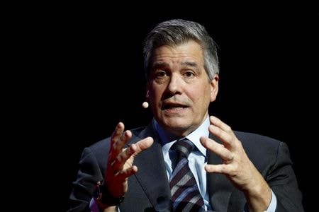 ３月４日、主要自動車メーカーが加盟する米国自動車イノベーション協会（ＡＡＩ）は、トランプ大統領が発動したカナダとメキシコからの輸入品に対する２５％の関税について、車両価格の大幅な上昇につながると警告した。写真はＡＡＩトップのジョン・ボゼーラ氏。パリで２０２４年１０月撮影（２０２５年　ロイター/Benoit Tessier）