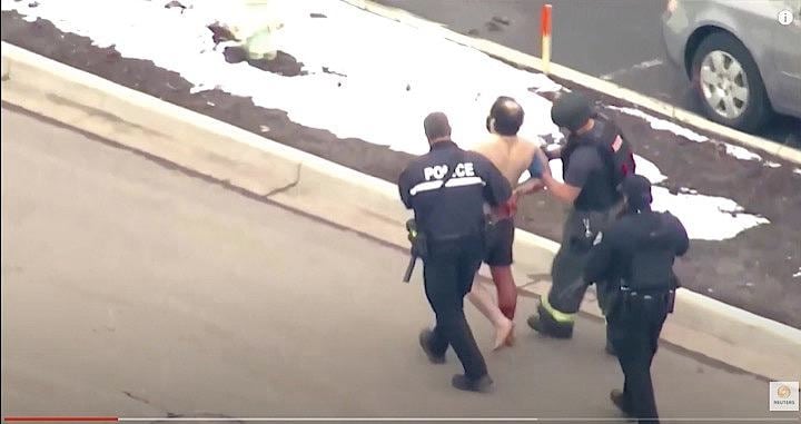 米コロラド州ボルダーの警察は２２日、現地の食品スーパーで銃乱射事件が発生したとツイッターで注意喚起した。地元メディアの空撮による生中継では１人が救急車に運び入れられ、別の男が手錠をかけられて連れ去られている姿が映された。REUTERS / YouTube