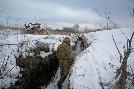 　サリバン米大統領補佐官（国家安全保障担当）は６日、ロシアは数日もしくは数週間以内にウクライナに侵攻する可能性があるが、外交の道を選択する可能性も残されているとの認識を示した。写真はウクライナのルハンシク付近を移動する同国軍（２０２２年　ロイター/Maksim Levin）