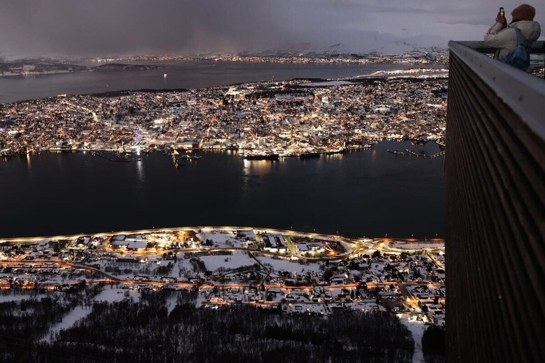 北極海に面したノルウェー・トロムソの街（2025年1月14日）　Jakub Porzycki/NurPhoto