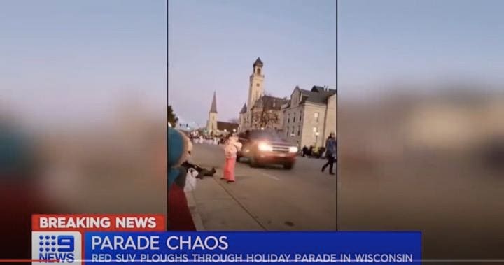 米ウィスコンシン州で21日、クリスマスを祝うパレードにSUVが突っ込み、20人以上が負傷した。　9 News Australia / YouTube