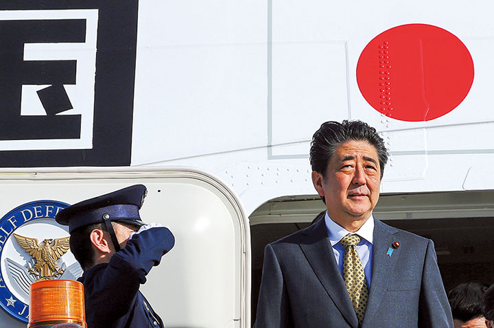 日ロ首脳会談に臨む安倍首相（5月、サンクトペテルブルク）　REUTERS