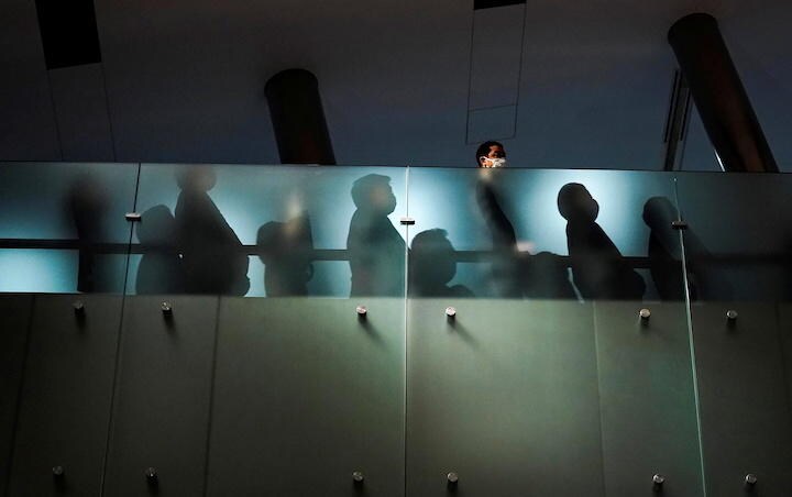 不透明な「議員特権」を透明化できる?（写真撮影に向かう岸田内閣の新閣僚、昨年11月）　REUTERS-Pool