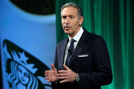 　３月１６日、米スターバックスはジョンソンＣＥＯが近く退任すると発表した。取締役会は秋までに新たなトップを選ぶ見通し。この間、同社を１９８７年から牽引し、世界的企業に成長させたシュルツ氏（写真）が暫定ＣＥＯとしてまたもや復帰し、労組対応など当面の課題に取り組むことになる。写真はマンハッタンで２０１６年１２月撮影（２０２２年　ロイター／Andrew Kelly）