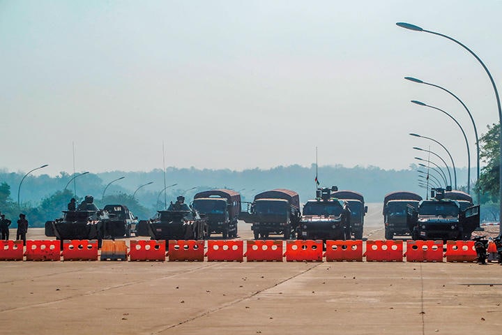 連邦議事堂に通じる道を封鎖する国軍（2月2日、首都ネピドー）　AP/AFLO