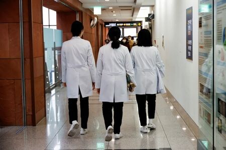 韓国政府は研修医によるストライキの影響を受けている病院に３月１１日から軍と公衆衛生センターから医師の派遣を開始する。ソウルの病院で２月撮影（２０２４年　ロイター/Kim Soo-hyeon）