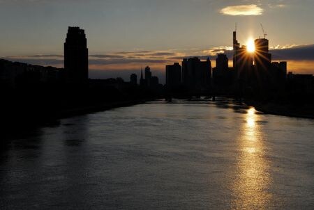 ドイツ・フランクフルトの金融街、 2024年4月撮影　REUTERS/Kai Pfaffenbach