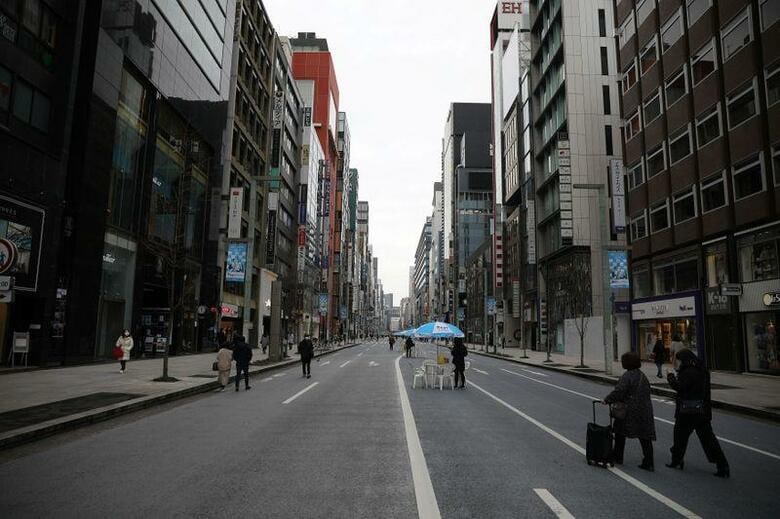 総務省によると、3月の全国消費者物価指数（生鮮食品を除く、コアCPI）は101.9で、前年同月比0.4％上昇した。写真は銀座で3月撮影（2020年　ロイター／Stoyan Nenov）