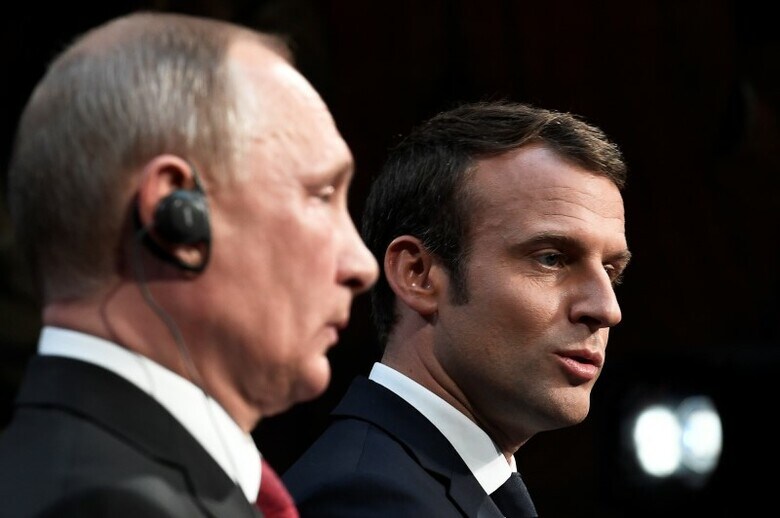 ５月２９日、フランスのマクロン大統領（右）は訪仏中のロシアのプーチン大統領との会談後の共同記者会見でロシアの政府系メディア２社を名指しし、仏大統領選期間中に自身をめぐる偽ニュースを流し選挙に影響を及ぼそうとしたとしてあらためて非難した。代表撮影（２０１７年　ロイター）
