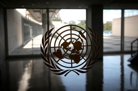 　５月１９日、中東のパレスチナ自治区ガザの戦闘激化を巡って、国連で米国が孤立し、中国に国際社会における指導力と信頼性を誇示する絶好の機会を与えている──。複数の外交官は、こうした見方を示した。写真は国連のロゴ、ニューヨークの国連本部で２０２０年９月撮影（２０２１年　ロイター/Mike Segar）