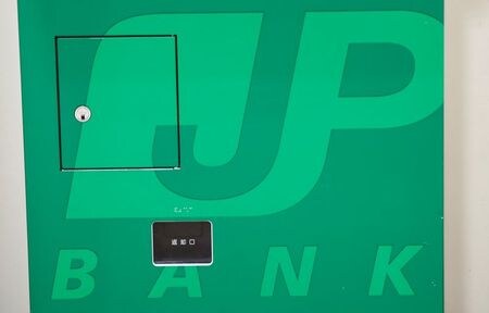 　日本郵政は３０日、連結子会社のゆうちょ銀行の株式について、時価が著しく下落したために減損処理を行い、２０２０年４─９月期の個別決算に３兆０４００億円の評価損を計上すると発表した。写真はゆうちょ銀行のロゴ、２０１６年８月撮影（２０２０年　ロイター／Kim Kyung-Hoon）