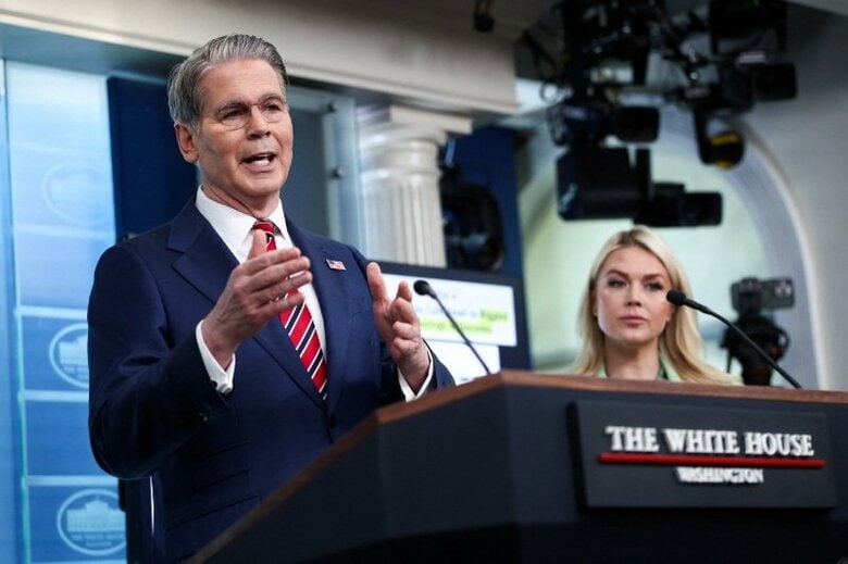 ベセント米財務長官（左）。4月15日、ワシントンで撮影。REUTERS/Kevin Lamarque