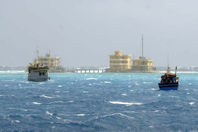 ２月１６日、米ＦＯＸニュースによると、中国軍が南シナ海の島に地対空ミサイルを配備した。南シナ海を通る船、２０１３年撮影（２０１６年　ロイター／Quang Le）