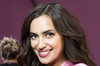 何も着ず...イリーナ・シェイク、無衣装でベッドに寝そべる写真にネット戦慄　「女神のよう」「史上最高にセクシー」