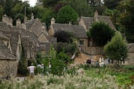 英王室離脱から6年ぶりに帰国したヘンリー王子とメーガン妃…待ち受ける厳しい「台所事情」