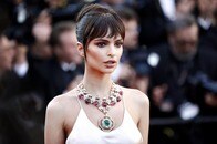 服着てる？ 米セレブ「まるで全裸」のスケスケ衣装で夜道に降臨...「不潔」との批判も