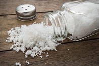 ９割の食塩にプラスチック片、成人1人当たり年間2000個が体内に