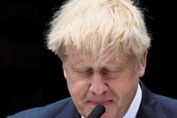 ジョンソン英首相は「なぜ今」辞任するのか