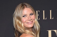 「目のやり場に困る...」グウィネス・パルトロウの「開放的すぎる」衣装にネット騒然　「恥ずかしい」「ひどいドレス」