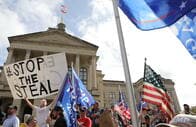 「大統領選を盗むのはやめろ」集会で、反対派のマスクをはぎ取ったトランプ支持者に暴行容疑