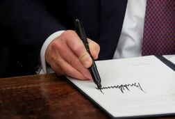 米民主党議員、「金で買う」恩赦巡りトランプ政権を追及