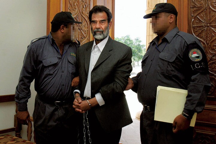 法廷に立つイラクのフセイン元大統領（2004年）。フセイン政権崩壊による混乱がISの誕生につながった