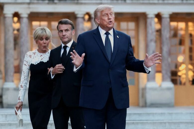 写真はトランプ米大統領とフランスのマクロン大統領。パリ近郊のベルサイユ宮殿で１７日撮影。REUTERS/Evelyn Hockstein