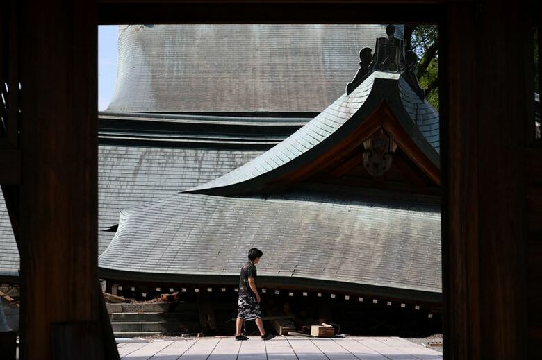写真は地震で倒壊した八代神社。7月29日、熊本県八代市内で撮影。REUTERS/Issei Kato