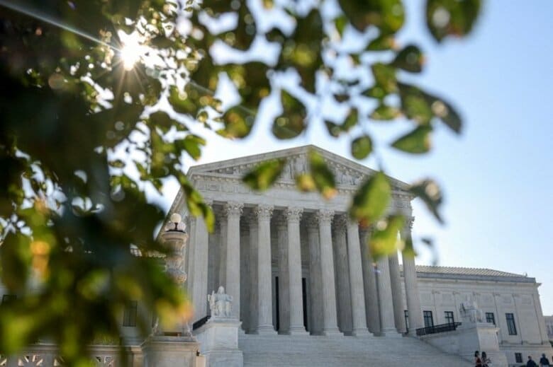 米国最高裁判所。5月18日、ワシントンで撮影。REUTERS/Evelyn Hockstein