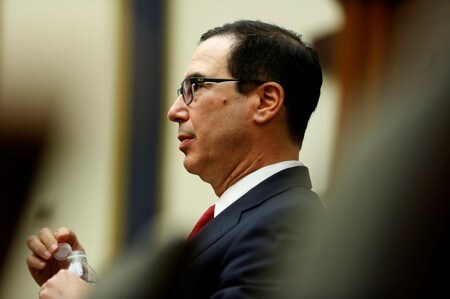 　７月１６日、米財務省は、政治的な活動を行う全米ライフル協会（ＮＲＡ）やプランド・ペアレントフッド（家族計画連盟）といった非営利団体を含む一定の非課税組織に対し、寄付者の身元を米税務当局に開示することを今後は求めないと発表した。写真はムニューシン財務長官。ワシントンで１２日撮影（２０１８年　ロイター／Joshua Roberts）