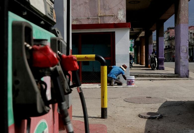 写真はハバナのガソリンスタンド。7月21日、ハバナで撮影。REUTERS/Norlys Perez