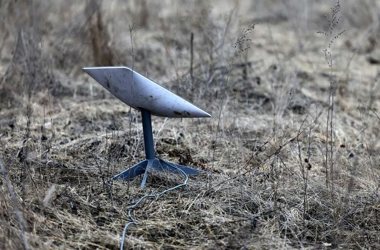 2023年3月、ウクライナのバフムート近郊に設置されたスターリンクの機材。 REUTERS/Lisi Niesner