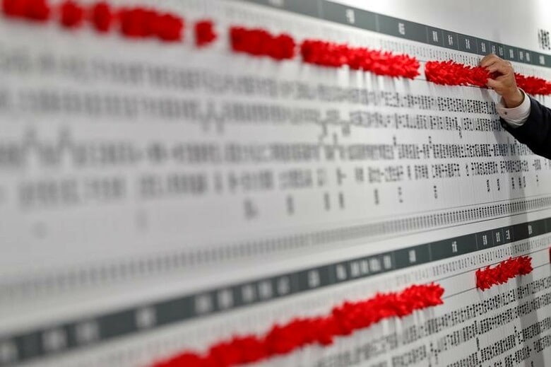 １０月２２日、衆院選は自民・公明の与党が圧勝。安倍晋三政権に対する批判が強まっていたが、野党分裂によって批判票が分散され、自民党の勝利につながった。都内の自民党本部で撮影（２０１７年　ロイター/Issei Kato）