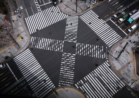 国税庁が１日発表した２０２５年分の路線価（１月１日時点）は、全国平均で前年比２．７％上昇し、４年連続で前年を上回った。写真は２０２０年４月、東京・銀座で撮影（２０２５年　ロイター/Issei Kato）