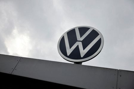 独自動車大手フォルクスワーゲン（ＶＷ）の筆頭株主である持ち株会社のポルシェＳＥは２６日、投資の拡大と保有株の多様化を図る方針を示した。ＶＷ本社で昨年１０月撮影。（２０２５年　ロイター/Axel Schmidt/File Photo）