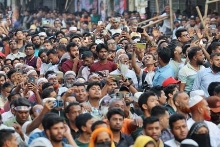 写真は２月９日、ダッカで行われたバングラデシュ民族主義党（ＢＮＰ）の集会に集まった支持者ら。REUTERS/Mohammad Ponir Hossain