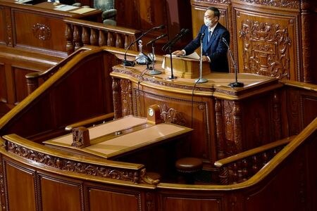 　１２月１８日、政府が２１日に閣議決定する２０２１年度予算は、２０年度３次補正予算と合わせ感染拡大防止に万全を期しつつ、デジタル社会・グリーン社会など・中長期的な課題にも対応する天馬ポイントとなる。菅首相、国会で１０月撮影（２０２０年　ロイター／Kim Kyung-Hoon）