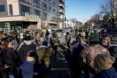 写真は米国ミネソタ州ミネアポリスで連邦移民局職員が関与した銃撃事件の現場。1月24日に撮影。REUTERS/Tim Evans