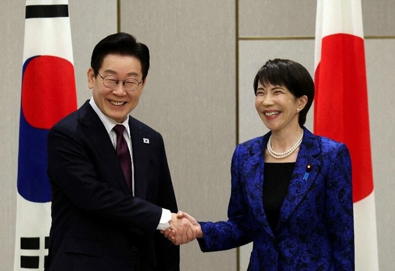 韓国の李在明大統領と握手する高市早苗首相。奈良市で1月撮影。  REUTERS/Issei Kato
