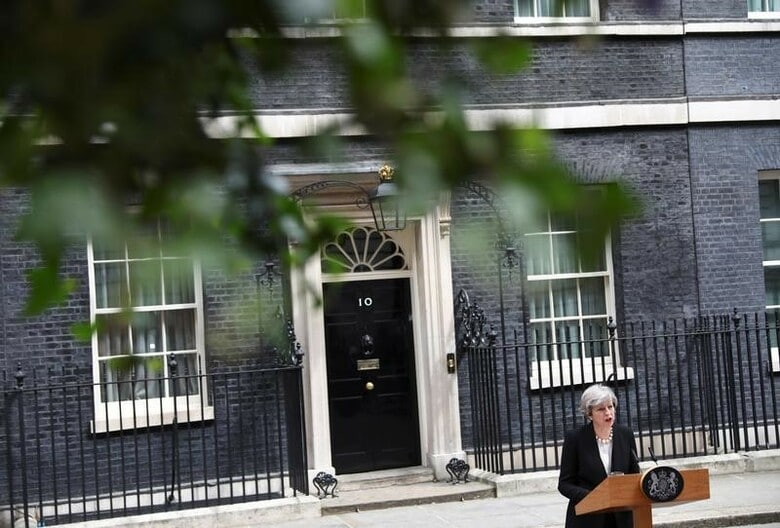 ５月２３日、メイ英首相は、マンチェスターで起きた自爆攻撃を受け、治安強化のため、主要施設の警備に軍を動員すると発表した。官邸前で会見する首相（２０１７年　ロイター／Neil Hall）