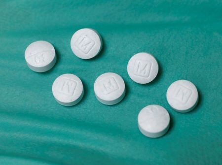 　米製薬会社マリンクロットとアイルランドを拠点とする同業エンドー・インターナショナルは１３日、合併すると発表した。時価総額６７億ドル相当の新たな企業が生まれる。写真はマリンクロット製の鎮痛薬。米ユタ州の薬局で２０１７年４月撮影（２０２５年　ロイター／George Frey）