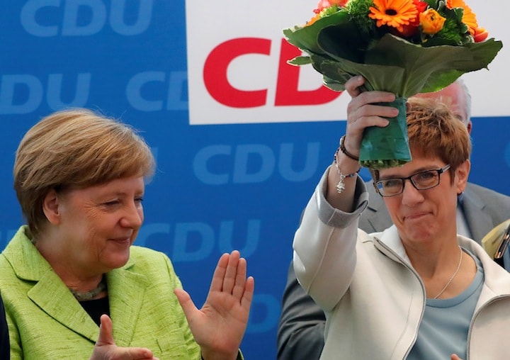 ザールラント州議会選挙の勝利を祝うメルケル首相とクランプカレンバウアー州首相（CDU） Fabrizio Bensch-EUTERS