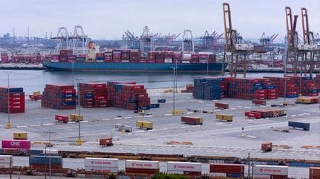 米中の９０日間の関税引き下げ合意を受け、中国製品を米国に運ぶ貨物船に予約が殺到していることが分かった。写真は、中国からのコンテナ船。５月１日、カリフォルニア州サンペドロで撮影（２０２５年　ロイター/Mike Blake）